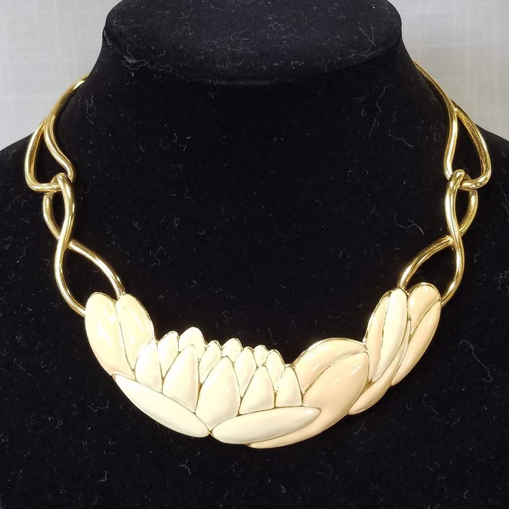 Vintage Peach And Cream Water Lily Necklace Gem